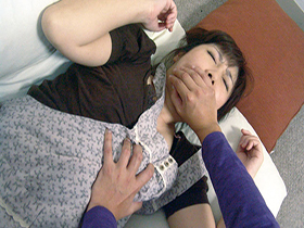 アナタ助けて！襲われた人妻レXプ４時間　サンプル画像18